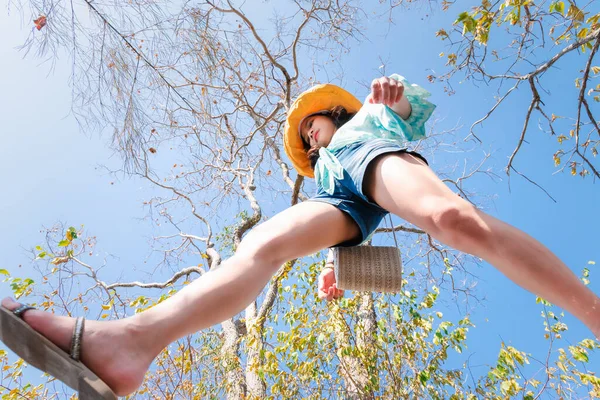 Låg Vinkel Syn Sexig Kvinna Korta Jeans Midair Genom Att — Stockfoto