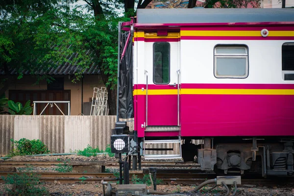 Treno Ferroviario Sui Binari Ferroviari Nella Stazione Bangkok Molte Persone — Foto Stock