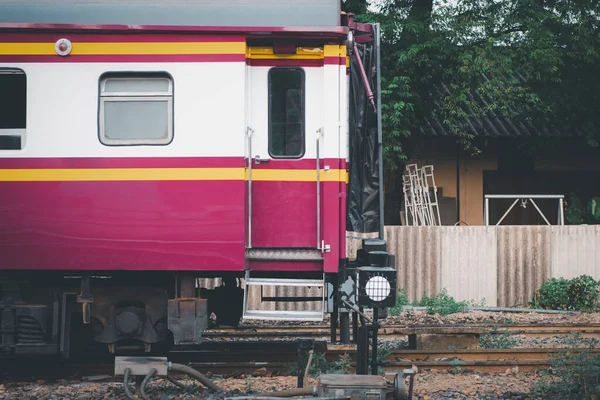 Bangkok Istasyonundaki Tren Raylarında Tren Tayland Birçok Insan Trenle Seyahat — Stok fotoğraf