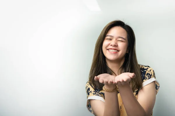 청삼인 스타일의 아시아예쁜 여자가 원하는 파오를 손바닥을 벌리거나 컨셉트 받기에서 — 스톡 사진