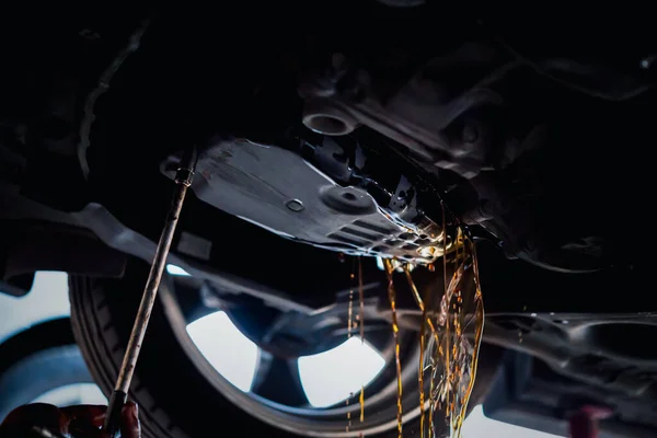 Автомеханик Осушает Старую Автоматическую Трансмиссионную Жидкость Атф Редукторное Масло Гараже — стоковое фото