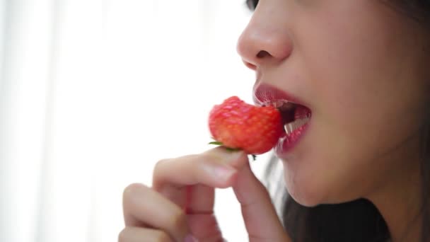 Asiatische Hübsche Frau Hält Und Isst Frische Erdbeere Ist Rot — Stockvideo