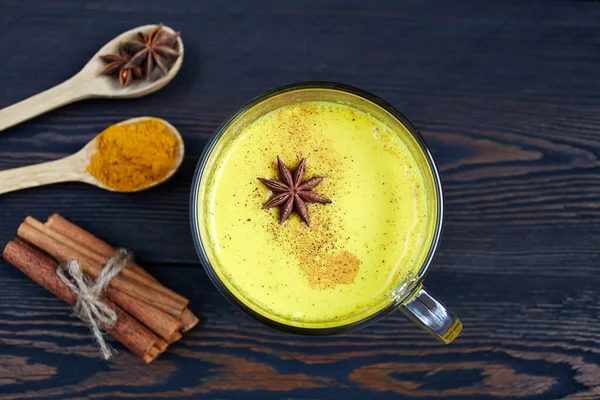 Gyllene Mjölk Den Traditionella Indiska Gurkmeja Dryck Med Kryddor Mörk — Stockfoto