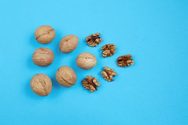 Mavi arkaplanda ceviz çekirdekleri.