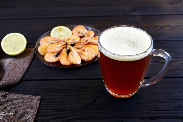 Ale Irlandés Rojo Con Gambas Sobre Fondo Rústico Oscuro Madera —  Fotos de Stock