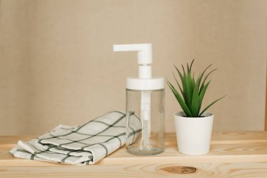 Sıvı sabun için boş bir şeker kutusu. Sabun makinesi ve havlu. Hijyen ürünleri