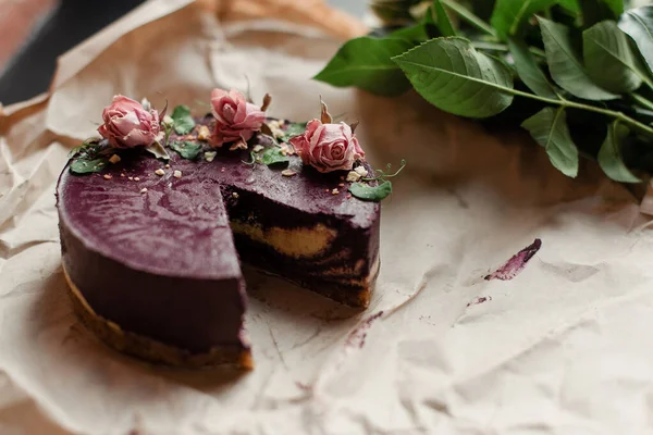 Bolo Chocolate Com Rosa — Fotografia de Stock