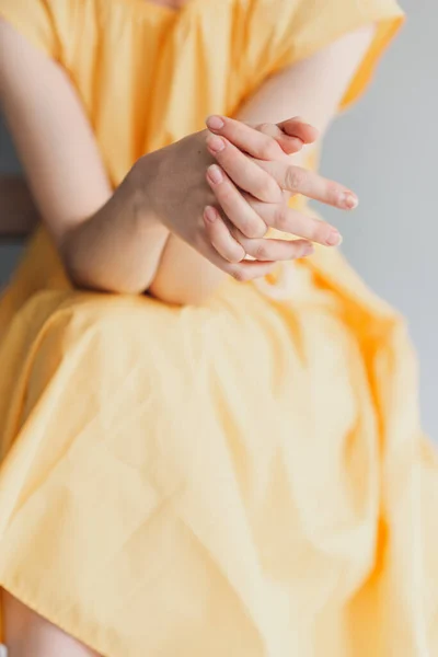 Молода Дівчина Тонкі Руки Дівчина Жовтій Сукні — стокове фото