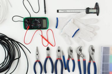 Beyaz arka planda elektrikçi aletleri. Vernier Caliper. İğne burun pensesi. Çapraz kerpeten. Yuvarlak burun pensesi. Kerpeten.