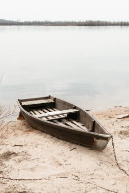 Nehrin arka planında eski balıkçı tekneleri. Teknelerle manzara. Eski tekneler 