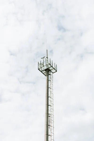 Una Torre Célula Cielo Azul Torre Comunicación Cielo Azul —  Fotos de Stock