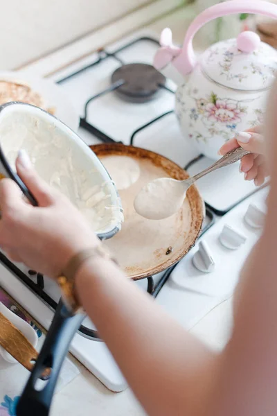 Rapariga Frita Panquecas Numa Panela Cozinhar Pequeno Almoço Preparação Alimentos — Fotografia de Stock