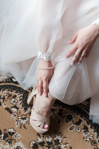 花嫁は靴を履いている 結婚式の靴 花嫁が触れる — ストック写真