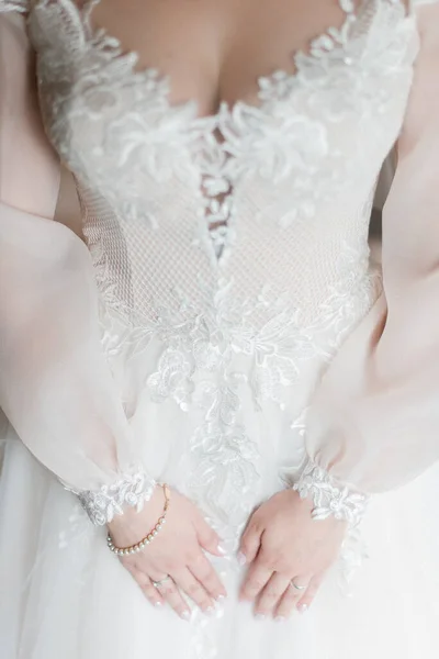 新娘温柔的手 新娘的手 新娘的手靠着一件白色连衣裙的背景 — 图库照片