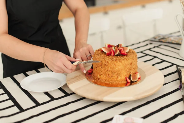 仕事中のパティシエ ハニーケーキ イチジクとケーキ ケーキを切りなさい ケーキの部分 お菓子 — ストック写真