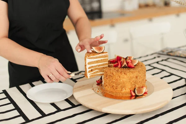 Der Konditor Bei Der Arbeit Honigkuchen Kuchen Mit Feigen Schneiden — Stockfoto