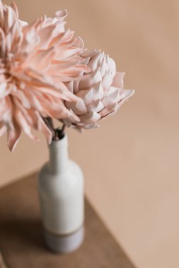 Vazonun içinde suni çiçekler var. Çiçeklerin yakın plan stüdyo fotoğrafçılığı. Dekoratif çiçekler, kendi elleriyle. Yakın planda suni çiçeklerden oluşan minimalist bir buket. Seçici odak  