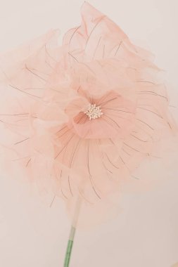 Yüksek yapay çiçekler. Yapay dev çiçekler. Çiçekli düğün bölgesi. Yapay çiçekler, kendi elleriyle. Beyaz arkaplanda dekoratif çiçekler. 