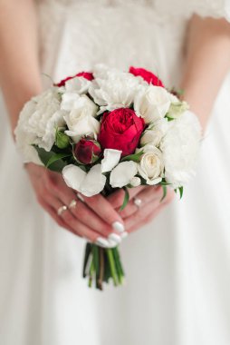 Gelinin elleri. Gelinin detayları. Gelin buketi. Gelinin nazik elleri.  