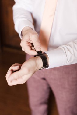 Damat saatini kapatır. Bu damadın sabahı.. 