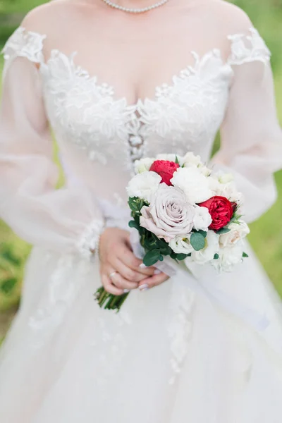 Ruce Nevěsty Podrobnosti Nevěstě Nevěstina Kytice Jemné Ruce Nevěsty — Stock fotografie