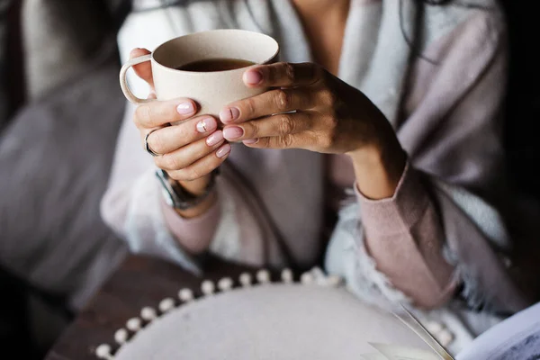 Bir kız sarılı çay içiyor. Ev yapımı çay içmek. Kız çayla ısınıyor.. 