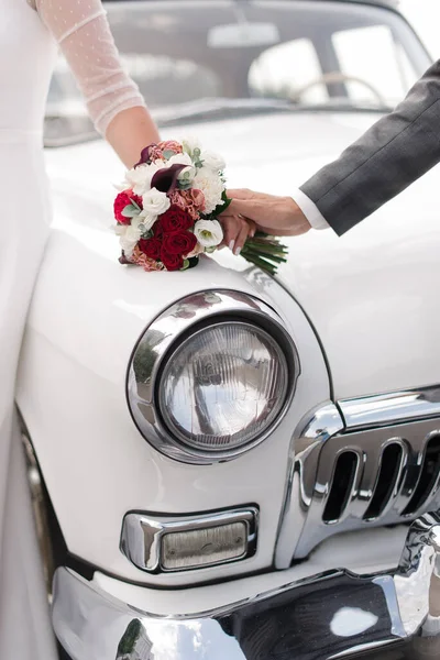 Newlyweds Car Bride Groom Holding Hands Stylish Groom Bride Photo — Stock Photo, Image