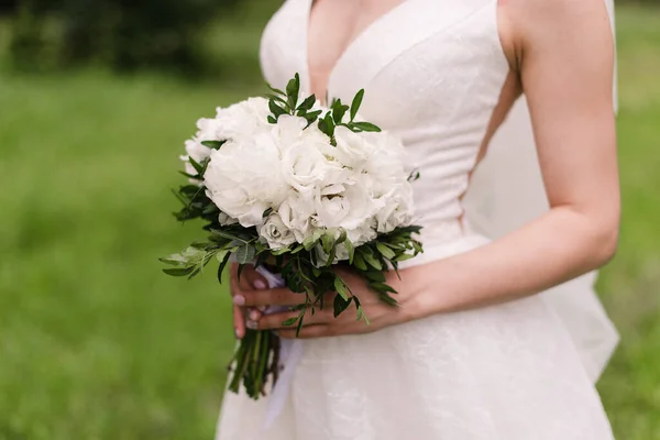 Mani Della Sposa Dettagli Della Sposa Bouquet Della Sposa Mani — Foto Stock