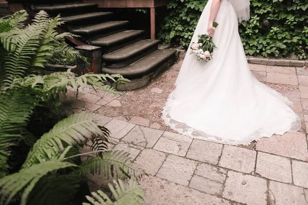 Mariée Fougère Mariée Dans Jardin Botanique Les Mains Mariée Bouquet — Photo