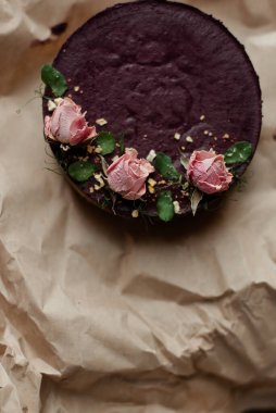 Pastaya yakın çekim. Koyu pasta. Çiçekli kek.. 