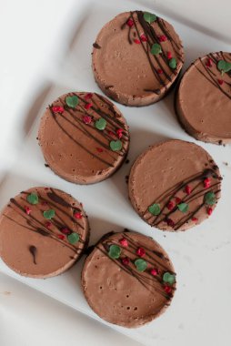 Çikolatalı kek. Browniler koyu renkli. Pastalar süslenmiş.. 