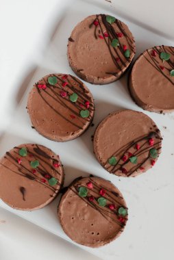 Çikolatalı kek. Browniler koyu renkli. Pastalar süslenmiş.. 