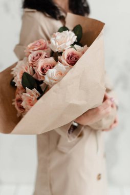 Bir buket pembe gül. Güller yapay. Bir buket yapay çiçek. Hediye olarak çiçekler. Dekoratif çiçekler. 