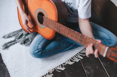 Retro gitar çalıyorum. Kız gitar çalıyor.