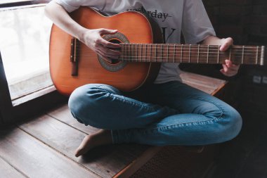Retro gitar çalıyorum. Kız gitar çalıyor.