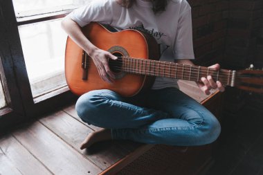 Retro gitar çalıyorum. Kız gitar çalıyor.