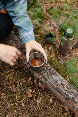 Termostan çay içen bir kız. Ormandaki termostan çay. Termostan içiyorum. Orman atmosferi. 