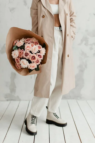 Bir buket pembe gül. Güller yapay. Bir buket yapay çiçek. Hediye olarak çiçekler. Dekoratif çiçekler. 