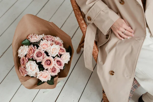 Bir buket pembe gül. Güller yapay. Bir buket yapay çiçek. Hediye olarak çiçekler. Dekoratif çiçekler. 