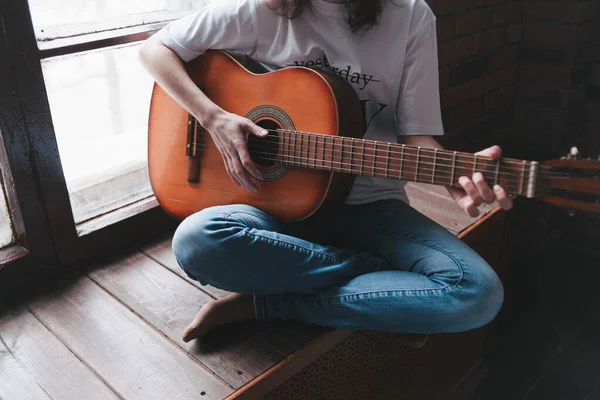 Retro gitar çalıyorum. Kız gitar çalıyor.