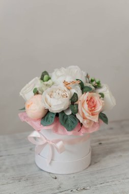 Yapay çiçekler. Hediye olarak dekoratif çiçekler. Hediye kutusunda çiçekler. 