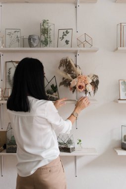 Güzel buket. Yapay çiçekler. Kadın çiçekçi elinde buket tutuyor. Bir buket karışık çiçek. Çiçekçi konsepti.