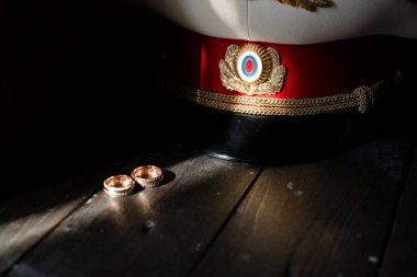 Denizci düğünü. Denizci şapkası. Alyanslar