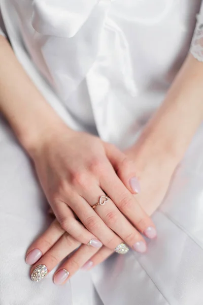 花嫁の朝だ 花嫁の手の結婚指輪 — ストック写真