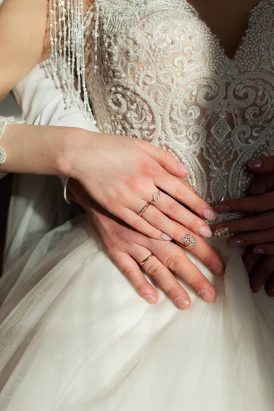 Anéis Casamento Nas Mãos Dos Recém Casados Mãos Dos Recém — Fotografia de Stock