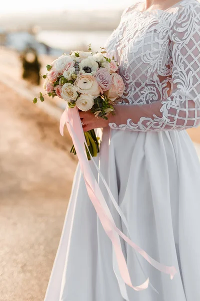 花嫁の手に結婚式の花束 花嫁は花束に触れる リボン付きのウェディング花束 — ストック写真