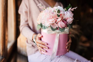 Yapay çiçekler. Hediye olarak dekoratif çiçekler. Hediye kutusunda çiçekler. 