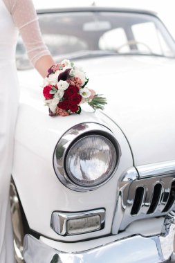 Düğün buketi gelinin elinde. Gelin buketi tutuyor. Kurdeleli düğün buketi.. 