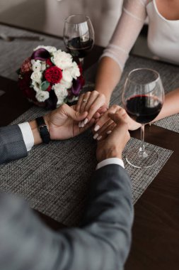 Yeni evlilerin elinde evlilik yüzükleri var. Yeni evlilerin elleri.. 