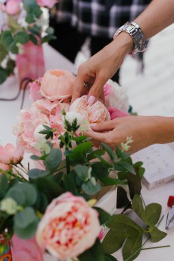 Diy yapay bir çiçektir. Yapay çiçek yapıyorum. Çiçek yapmak için yüksek lisans dersi. Buket yapmak için yüksek lisans. Kendi ellerinle güzel buketler yapıyorsun..